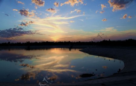 新疆湖边黄昏图片