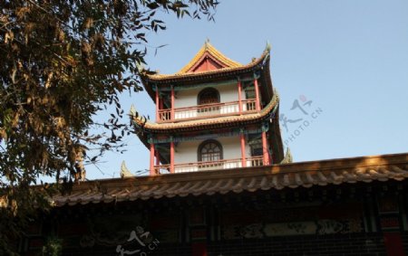 一座寺庙的主楼图片