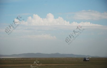 行驶在内蒙古大草原上图片
