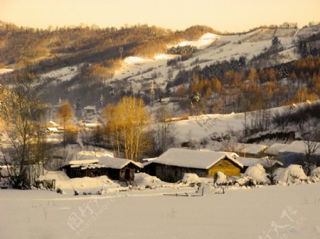 雪色山村图片