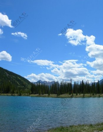 山区湖泊美景图片