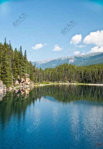 山中湖泊美景图片