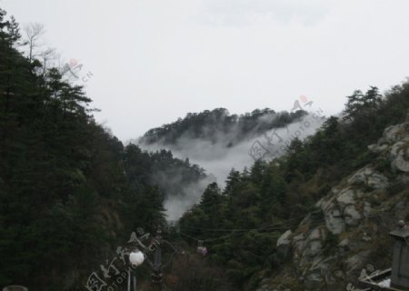 雨后山峦图片