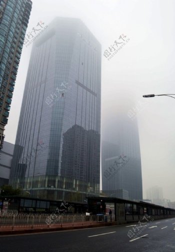 大雾中的广州天河BRT图片