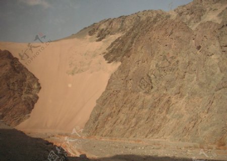 新疆沙尘盖山景图片