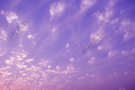 祥和迷人的紫色云图片