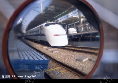镜中行驶的火车图片