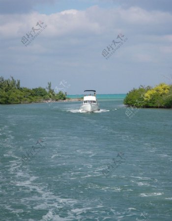 开曼群岛海湾中的游艇图片
