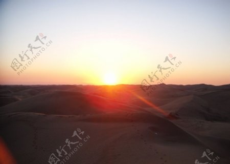 夕阳西下沙漠图片