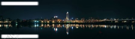 城市夜色倒映在湖中图片