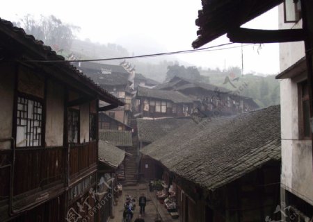 泸州福宝古镇雾中吊脚楼图片