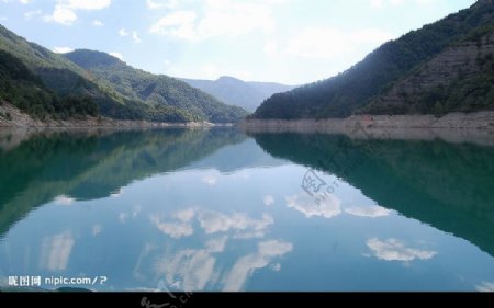 蓝天碧湖图片