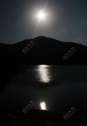 夜幕湖水图片