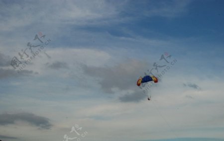 海上降落伞图片