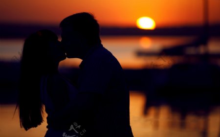 夕阳下亲吻的情侣剪影图片