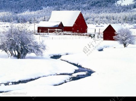 雪中小屋图片