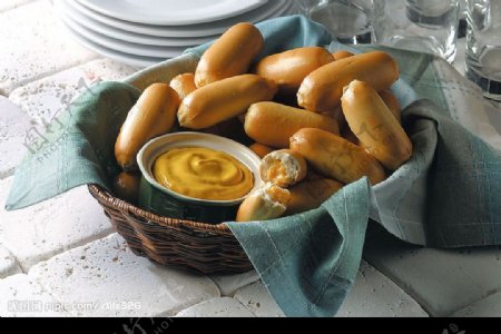 面包篮子布瓷盘酱料图片
