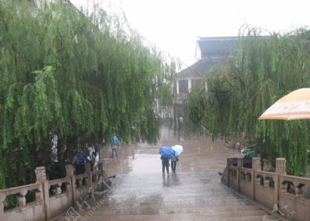 雨中的上海七宝街古镇风光图片