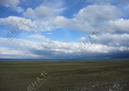 新疆赛里木湖的天空图片