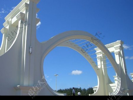 哈尔滨太阳岛洁白的拱门图片