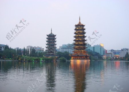 桂林榕湖双塔图片