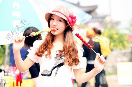 美女吃冰糖葫芦图片