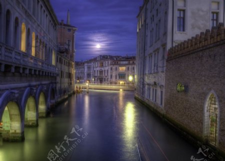威尼斯河道夜景图片