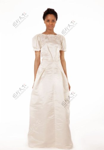 穿白色丝绸长裙女子图片