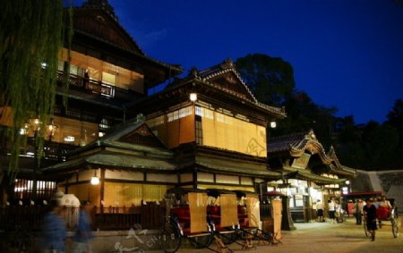 日本四国夜色下的温泉屋图片