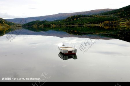 湖中的小船图片