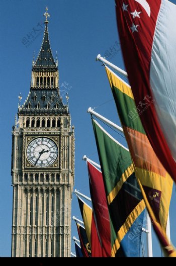 英国大笨钟前的各国国旗图片