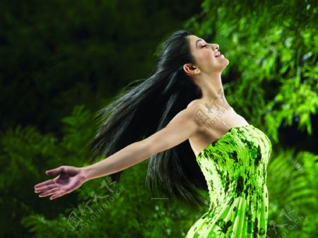 拥抱大自然绿色主题美女图片