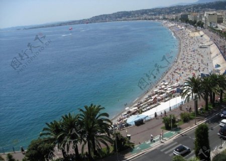 法国巴黎迪斯尼乐园蔚蓝天空大海海滩沙滩游人图片