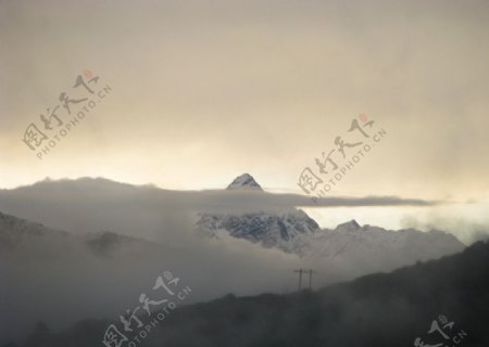 云层下的梅里雪山图片