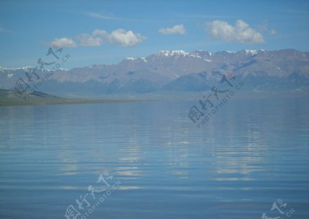 六月塞里木湖图片