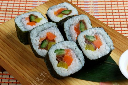 三文鱼紫菜卷图片