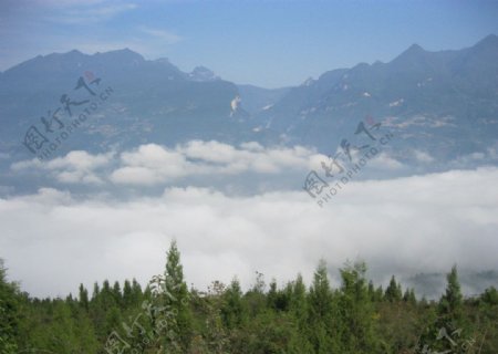 秋山云雾图片