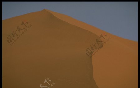 黄昏下的沙丘图片