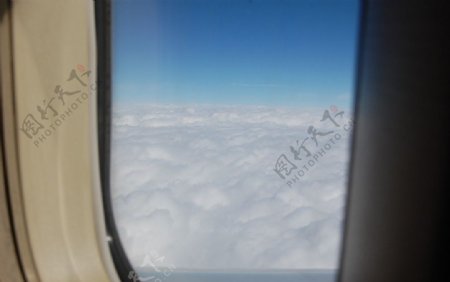 飞机窗口外的云层图片