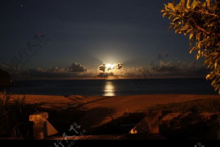 台灣蘇澳淡藍海岸的月出图片