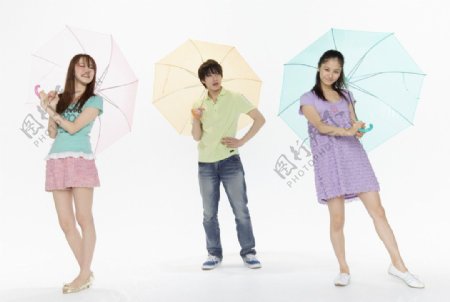 几个打着雨伞的大学生图片