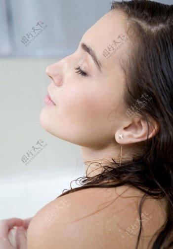 浴中美女图片