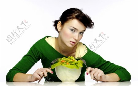 吃绿色蔬菜美女图片