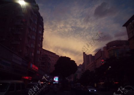 城市街道傍晚风景图片