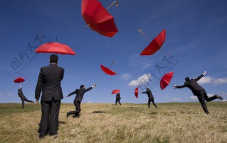草地雨伞花样姿势的商务人物图片