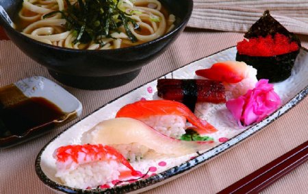 日本特色寿司大拼盘图片