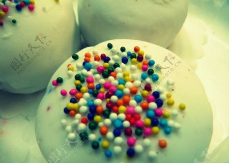 彩色糖珠小蛋糕图片