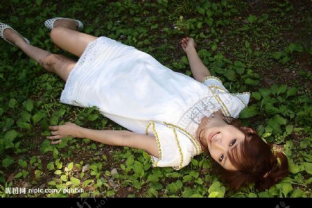 漂亮成熟少妇躺在草地上图片