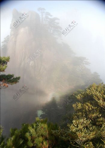 濃雾下的三清山图片