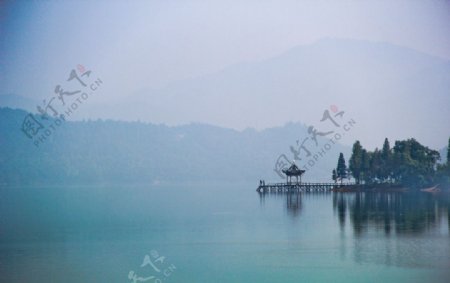 湖中小亭图片